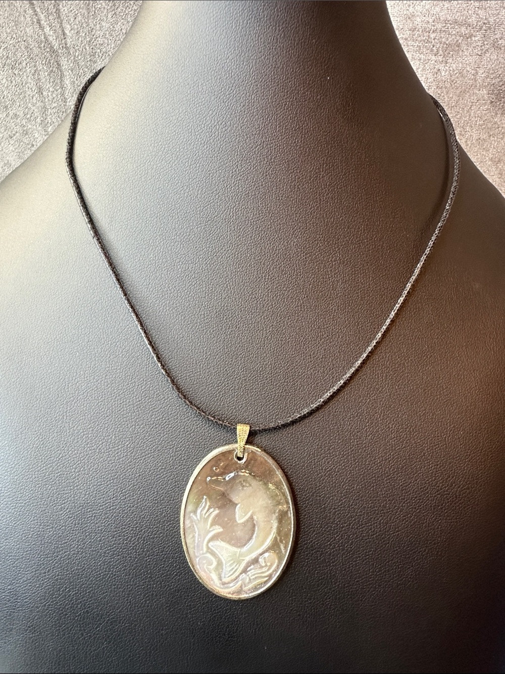 Vintage-Style Dolphin Oval Pendant Necklace - Women Jewelry